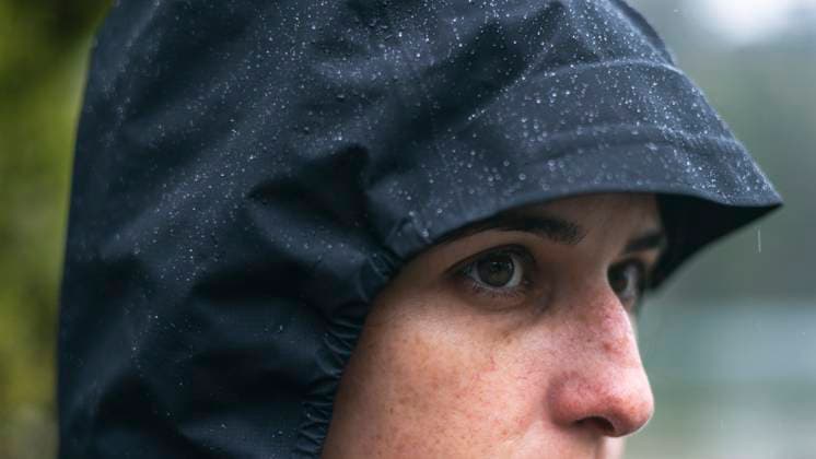 Close-up of a women in a black hooded rain jacket covered in raindrops Canada, British Columbia, Whistler R_PSFZ250109-1624015-01 ,model released, Symbolfoto
