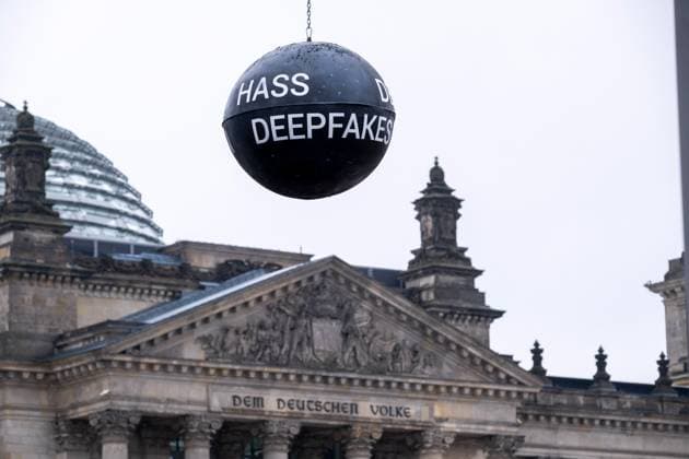 News Themen der Woche KW03 News Bilder des Tages Aktion zu digitaler Gewalt von HateAid einer gemeinnuetzigen GmbH zur Beratung und Unterstuetzung von Betroffenen von Online-Hassrede und Hasskommentaren am Mittwoch, 15.01.2025, vor dem Bundestag in Berlin (Foto). Mehr als die Haelfte politisch engagierter Menschen erlebt einer Studie zufolge Anfeindungen im Internet. 58 Prozent aller Befragten geben an, schon einmal digitale Gewalt erfahren zu haben, wie eine am Mittwoch veroeffentlichte Untersuchung der Technischen Universitaet Muenchen (TUM) in Kooperation mit der Menschenrechtsorganisation HateAid zeigt. Frauen sind mit 63 Prozent haeufiger betroffen als Maenner (53 Prozent). (Siehe epd-Meldung vom 15.01.2025) EDITORIAL USE ONLY *** Campaign on digital violence by HateAid, a non-profit Copyright: epd-bild RolfxZoellner _DSF7340