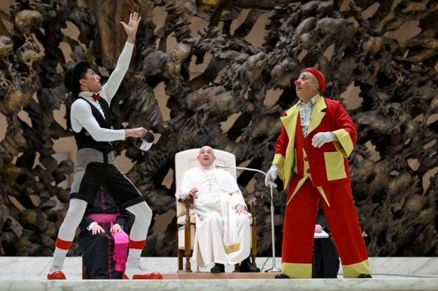 Bilder des Jahres 2025, News 01 Januar News Themen der Woche KW03 News Bilder des Tages ITALY - POPE FRANCIS DURING HIS WEEKLY GENERAL AUDIENCE IN THE PAUL VI HALL AT THE VATICAN - 2025 1 15 Italy, Rome, Vatican, 2025 1 8.Pope Francis watches artist of the Rony Roller Circus performing during the weekly general audience in the Paul VI hall at the Vatican EDITORIAL USE ONLY - NO BOOKS Copyright: xVATICANxMEDIAx