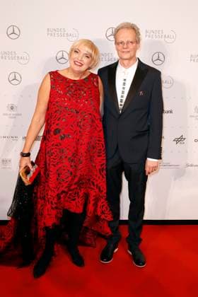 Claudia Roth, Gruene, und Martin Paul, Ton, Steine, Scherben-Musiker, beim 65. Bundespresseball in Berlin, im Kleid von Talbot Runhof, Berlin Deutschland, Germany *** Claudia Roth, Greens, and Martin Paul, Sound, Stones, Shards Musicians, at 65 Federal Press ball in Berlin, at Dress from Talbot Runhof, Berlin Germany, Germany
