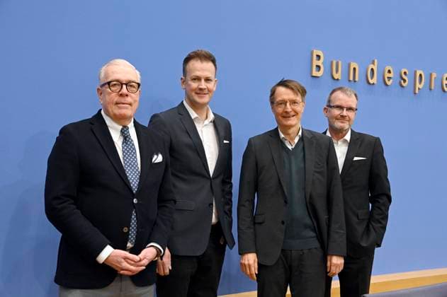 News Themen der Woche KW03 News Bilder des Tages Klaus Reinhardt, Florian Fuhrmann, Karl Lauterbach und Jens Baas bei der Bundespressekonferenz ePA-Start in Modellregionen: Digitalisierungsschub für Patienten und Praxen im Haus der Bundespressekonferenz. Berlin, 15.01.2025 *** Klaus Reinhardt, Florian Fuhrmann, Karl Lauterbach and Jens Baas at the Federal Press Conference ePA launch in model regions Digitization boost for patients and practices in the House of the Federal Press Conference Berlin, 15 01 2025 Foto:xF.xKernx xFuturexImagex epa_5102