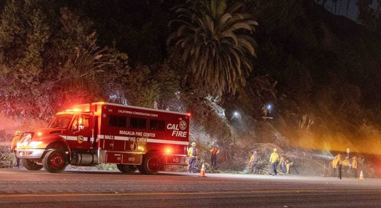 News Themen der Woche KW03 News Bilder des Tages January 15, 2025, Pacific Palisades, California, USA: Cal Fire crew work frantically through out the night, chain saws blaring, to clear brush from the side of PCH just in case the Palisades fire picks up in the Santa Ana winds and sends another wall of flame their way, which would destroy more homes and be dangerously close to Santa Monica. Pacific Palisades U.S.A - ZUMAk144 20250115_znp_k144_057 Copyright: xAmyxKatzx