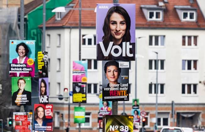 News Themen der Woche KW03 News Bilder des Tages Bundestagswahl 2025. Wahlplakate der Parteien an einer Straße in Stuttgart. 15.01.2025: Stuttgart, Baden-Württemberg, Deutschland. *** Bundestag election 2025 Election posters of the parties on a street in Stuttgart 15 01 2025 Stuttgart, Baden Württemberg, Germany
