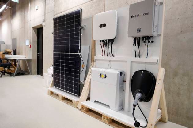 RegBm Franziska Giffey auf Besuch beim Solaranlagen-Start-up Enpal in Berlin, dem groessten deutschen Solar-Installationsunternehmen fuer Dachanlagen, mit Gruender und CEO Mario Kohle, vor einer Wand mit Solarpanelen und Wallbox, Elektroauto-Ladestation, Berlin Deutschland, Germany *** RegBm Franziska Giffey at Visit at Solar systems Start up Enpal in Berlin, the biggest Germans Solar Installation company for Roof systems, with Founder and CEO Mario Coal, before a Wall with Solarpanelen and Wallbox, Electric car Charging station, Berlin Germany, Germany