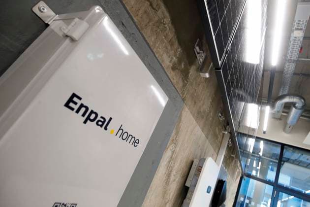 RegBm Franziska Giffey auf Besuch beim Solaranlagen-Start-up Enpal in Berlin, dem groessten deutschen Solar-Installationsunternehmen fuer Dachanlagen, mit Gruender und CEO Mario Kohle, vor einer Wand mit Solarpanelen und Wallbox, Elektroauto-Ladestation, Berlin Deutschland, Germany *** RegBm Franziska Giffey at Visit at Solar systems Start up Enpal in Berlin, the biggest Germans Solar Installation company for Roof systems, with Founder and CEO Mario Coal, before a Wall with Solarpanelen and Wallbox, Electric car Charging station, Berlin Germany, Germany