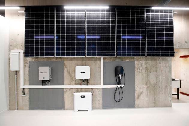 RegBm Franziska Giffey auf Besuch beim Solaranlagen-Start-up Enpal in Berlin, dem groessten deutschen Solar-Installationsunternehmen fuer Dachanlagen, mit Gruender und CEO Mario Kohle, vor einer Wand mit Solarpanelen und Wallbox, Elektroauto-Ladestation, Berlin Deutschland, Germany *** RegBm Franziska Giffey at Visit at Solar systems Start up Enpal in Berlin, the biggest Germans Solar Installation company for Roof systems, with Founder and CEO Mario Coal, before a Wall with Solarpanelen and Wallbox, Electric car Charging station, Berlin Germany, Germany