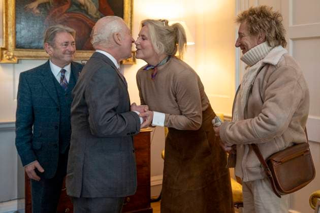 Bilder des Jahres 2025, Entertainment 01 Januar Entertainment Themen der Woche KW03 Entertainment Bilder des Tages King Charles III attends a King s Foundation 35th Anniversary Reception King Charles III greets Rod Stewart and Penny Lancaster as they attend a King s Foundation 35th Anniversary reception at Dumfries House, Cumnock, Ayrshire, Scotland, UK, on the 15th January 2025. Picture by Jane Barlow WPA-Pool Cumnock Dumfries House Ayrshire United Kingdom  WHA-0781