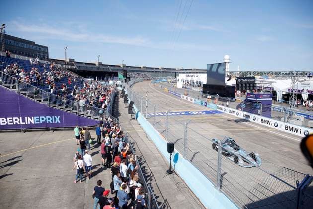 Formula-E auf dem Tempelhofer Feld in Berlin, Autorennen mit elektrisch betriebenen Sportwagen, Motorsport, Championship, BerlinEPrix, Rennstrecke, Berlin Deutschland, Germany *** Formula e at the Tempelhofer Field in Berlin, Car racing with electrical operated Sports car, Motorsport, Championship, BerlinEPrix, Race track, Berlin Germany, Germany
