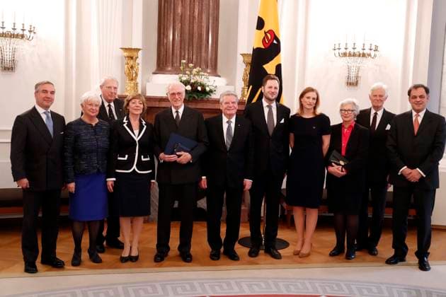 Verleihung des Grossen Verdienstkreuz der Bundesrepublik Deutschland an Franz Herzog von Bayern im Schloss Bellevue in Berlin durch Bundespraesident Joachim Gauck, mit v.l. Thomas Greinwald, Gerda Hasselfeldt, Leopold Bill von Bredow, Frau Daniela Schadt, Franz von Bayern, Gauck, Georg Friedrich Prinz von Preussen, Ehefrau Sophie Prinzessin von Preussen, Graf und Graefin zu Dohna, Marcus Freiher von Bechtoldsheim, Berlin Deutschland, Germany *** award Ceremony of Big ones Cross of Merit the Federal Republic Germany to Franz Herzog from Bavaria at Castle Bellevue in Berlin through German President Joachim Gauck, with V l Thomas Greinwald, Gerda Hasselfeldt, Leopold Bill from Bredow, Woman Daniela Schadt, Franz from Bavaria, Gauck, Ge