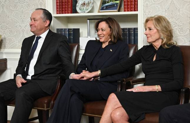 News Themen der Woche KW03 News Bilder des Tages From left to right: second gentleman Doug Emhoff, United States Vice-President Kamala Harris and first lady Dr. Jill Biden listen to US President Joe Biden (off frame) as he delivers his farewell address to the nation from the Oval Office of the White House in Washington, DC, on January 15, 2025. Copyright: xCNPx xMediaPunchx