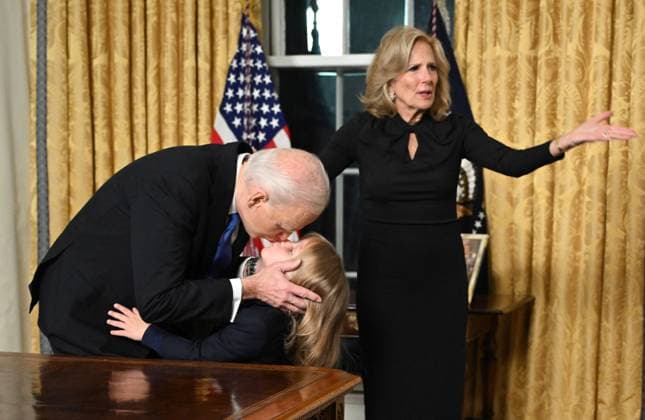 Bilder des Jahres 2025, Entertainment 01 Januar Entertainment Themen der Woche KW03 Entertainment Bilder des Tages United States President Joe Biden hugs his grandson Beau Biden as first lady Dr. Jill Biden looks on after the President delivered his farewell address to the nation from the Oval Office of the White House in Washington, DC, on January 15, 2025. Copyright: xCNPx xMediaPunchx