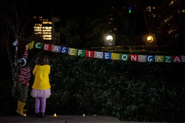 News Themen der Woche KW03 News Bilder des Tages January 15, 2025, Vancouver, Bc, CANADA: Children fix a sign during a gathering to celebrate the Gaza ceasefire and hostage deal reached between Israel and Hamas in Vancouver, on Wednesday, January 15, 2025. Vancouver CANADA  - ZUMAc35_ 20250115_zaf_c35_224 Copyright: xEthanxCairnsx