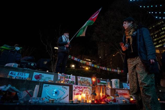 January 15, 2025, Vancouver, Bc, CANADA: People gather to mourn victims during a gathering to celebrate the Gaza ceasefire and hostage deal reached between Israel and Hamas in Vancouver, on Wednesday, January 15, 2025. Vancouver CANADA  - ZUMAc35_ 20250115_zaf_c35_226 Copyright: xEthanxCairnsx