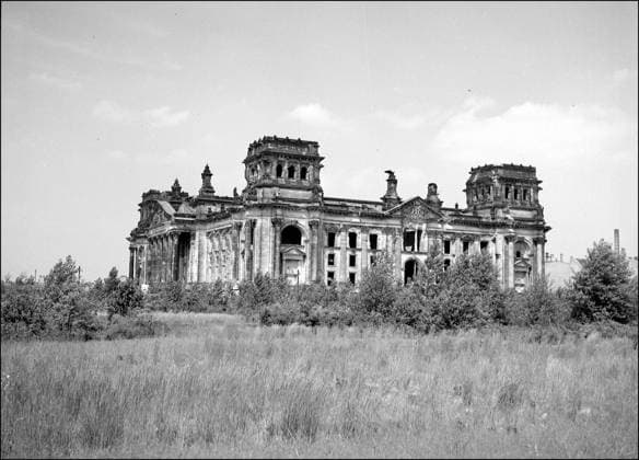 Archivbilder der Woche KW03 Ruins of the Reichstag (Architect: Ruins of the Reichstag (Architect: Paul Wallot, 1884-1894). Berlin (Germany), May 1957. !!! SPECIAL PRICE!!! !!! SPECIALE PRIJS !!! !!! PRIX SPECIAL !!! IMAGES USERS WITH CONTRACT PAY FOR THIS IMAGE 75 EURO. USERS WITHOUT CONTRACT PAY THE USUAL SABAM PRICE ACCORDING TO THEIR CATEGORY !! BEELDGEBRUIKERS MET KONTRAKT BETALEN VOOR DIT BEELD 75 EURO. BEELDGEBRUIKERS ZONDER KONTRAKT BETALEN HET GEBRUIKELIJKE SABAM-TARIEF VAN HUN CATEGORIE !! LES UTILISATEURS D IMAGES AVEC CONTRAT PAIENT POUR CETTE IMAGE 75 EURO. LES UTILISATEURS D IMAGES SANS CONTRAT PAIENT LE TARIF SABAM USUEL DE LEUR CATEGORIE !! BERLIN GERMANY  Copyright: xx