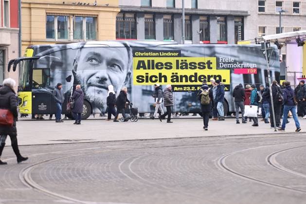 News Themen der Woche KW03 Halle (Saale), Sachsen-Anhalt, Deutschland, 16.01.2025: Marktplatz: FDP-Wahlkampftour: Ein Wahlkampfbus mit der Aufschrift Alles lässt sich ändern. und einem Aufdruck von Christian Lindner steht auf dem Marktplatz in Halle *** Halle Saale , Saxony-Anhalt, Germany, 16 01 2025 Marketplace FDP campaign tour A campaign bus with the inscription Alles lässt sich ändern and a print of Christian Lindner is parked on the marketplace in Halle Copyright: xdtsxNachrichtenagenturx dts_55957