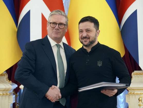 News Themen der Woche KW03 News Bilder des Tages Ukraine-Britain 100-year treaty Ukrainian President Volodymyr Zelenskyy (R) shakes hands with British Prime Minister Keir Starmer after signing a 100-year partnership treaty in Kyiv on Jan. 16, 2025.  A14AA0003990289P