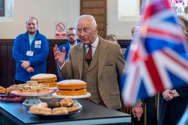 Entertainment Themen der Woche KW03 Entertainment Bilder des Tages King Charles III visit to The Gate charity King Charles III during a visit to The Gate charity in Alloa, Clackmannanshire, a community resource that offers support, practical help, and provides a safe environment to those affected by homelessness and food insecurity., Credit:Jane Barlow Avalon UK, Alloa  Copyright: xJanexBarlowx xAvalonx 0954209308