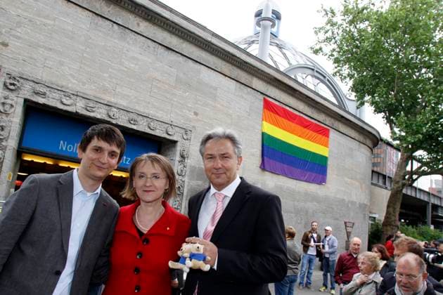 Jörg Steinert ( Lesben-und Schwulenverband), Sigrid Evelyn Nikutta (BVG - Chefin) und Klaus Wowereit hissen die Regenbogenfahne am U Bahnhof Nollendorffplatz am 01.06.2011, im Rahmen der Pride-Week 2011, Germany, Deutschland *** Jörg Steinert Lesbians and Gay Association , Sigrid Evelyn Nikutta BVG Boss and Klaus Wowereit Hoisting the Rainbow flag on U Train station Nollendorffplatz on 01 06 2011, at Frame the Pride Week 2011, Germany, Germany