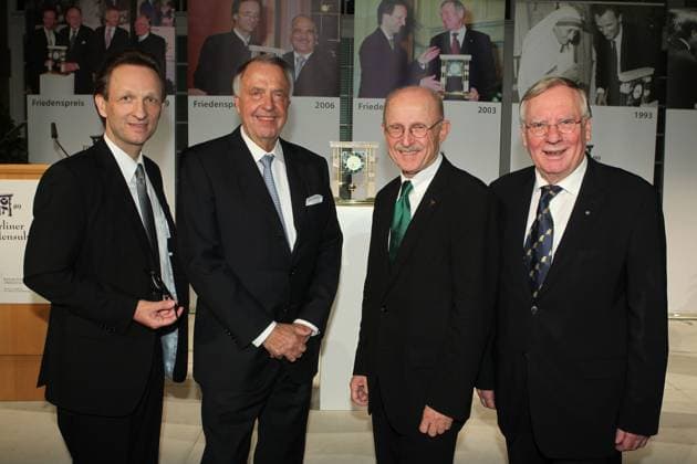 Jens Lorenz (Initiator und Preisstifter), Bernd Neumann, Willi Lemke, Prof. Dr. Klaus Huefner (Ehrenvorsitzender Berliner Komitee fuer UNESCO-Arbeit) bei der Verleihung der Berliner Friedensuhr 2011 an Willi Lemke im Atrium der Deutschen Bank, Berlin Berlin Deutschland, Germany *** Jens Lorenz Initiator and Preisstifter , Bernd Neumann, Willi Lemke, Prof Dr Klaus Huefner Honorary Chairman Berlin Committee for Unesco Work at the award Ceremony the Berlin Friedensuhr 2011 to Willi Lemke at Atrium the Germans Bank, Berlin Berlin Germany, Germany