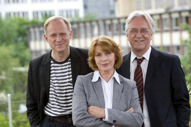 Ulrich Tukur, Senta Berger und Gerd Anthoff (l-r) Settermin fuer die ZDF-Produktion Unter Verdacht - Angstgegner (AT Muenchen 14.06.2010 Foto: Goerlich Bayern Deutschland *** Ulrich Tukur, Senta Berger and Gerd Anthoff l r Settermin for the ZDF Production at Suspicion Opponents fear AT Munich 14 06 2010 Photo Goerlich Bavaria Germany