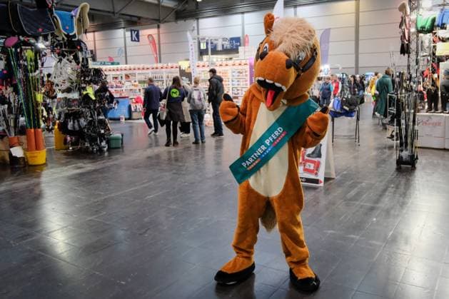 News Themen der Woche KW03 News Bilder des Tages Partner Pferd Messe Leipzig 2025 16.01.2025 Leipzig, Messe Vom 15. bis 19. Januar 2025 findet in der Messe Leipzig die 27. Partner Pferd Messe statt. Mit ihrer einzigartigen Mischung aus Sport, Expo und Show zählt die PARTNER PFERD zu den weltgrößten Hallenveranstaltungen ihrer Branche. Leipzig Sachsen Deutschland *** Partner Pferd Messe Leipzig 2025 16 01 2025 Leipzig, Messe From January 15 to 19, 2025, the 27 Partner Pferd trade fair will take place at Messe Leipzig With its unique mix of sport, expo and show, PARTNER PFERD is one of the worlds largest indoor events in its sector Leipzig Saxony Germany Copyright: xEHLxMedia HelenexKuntzschx 20250116_partnerpferd-leipzig_42