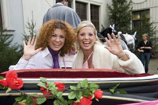 Maja Synke Prinzessin von Hohenzollern (R.) und Lucy Diakowska (No Angels) in einer Kutsche beim DISNEY PRINZESSIN-TAG im Kuenstlerhaus am Lenbachplatz in Muenchen am 29.11.2009, Bayern Deutschland, Germany *** Maja Synke Princess from Hohenzollern r and Lucy Diakowska No Angels in a Carriage at Disney Princess Day at Kuenstlerhaus on Lenbachplatz in Munich on 29 11 2009, Bavaria Germany, Germany