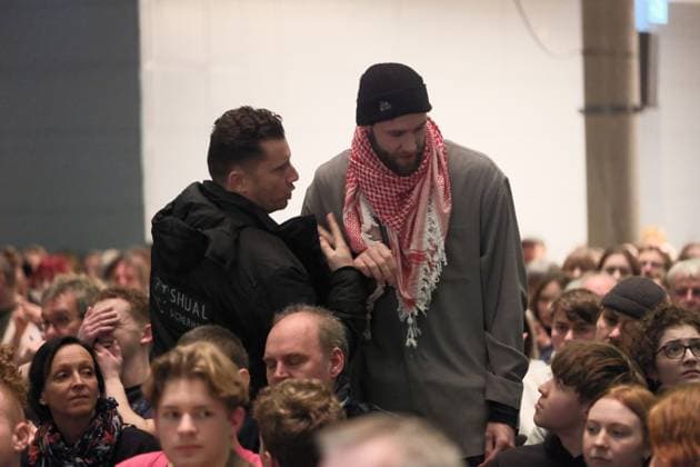 News Themen der Woche KW03 News Bilder des Tages 16.01.2025 xkhx Kassel, Wahlkampf Bündnis 90 Die Grünen auf Wahlkampftour Spitzenkandidatin Annalena Baerbock Dieser HAMAS Sympatisant versuchte die Veranstaltung zu stören *** 16 01 2025 xkhx Kassel, election campaign Bündnis 90 Die Grünen on campaign tour Top candidate Annalena Baerbock This HAMAS sympathizer tried to disrupt the event KH