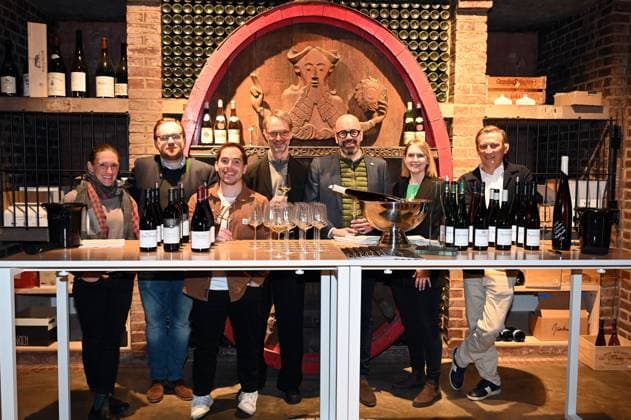 Die Winzer Theresa Breuer, Maximin von Schubert, Andreas Brensing( Geschäftsführer Kölner Weinkeller ), die Winzer , Steffen Brahner, Katharina Jost und der Vorstandvorsitzender der Rewe Group Lionel Souque, l-r, posieren in der Schatzkammer bei der Veranstaltung der Kölner Weinkeller wurde vom Fachmagazin Weinwirtschaft zum Weinhändler des Jahres 2025 gekürt