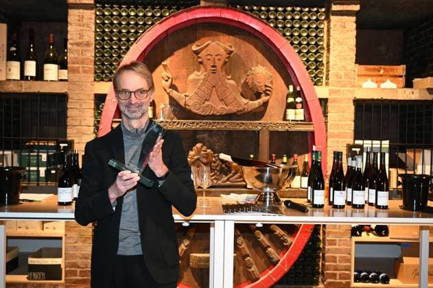 Andreas Brensing, Geschäftsführer Kölner Weinkeller posieri mit Thophäe bei der Veranstaltung der Kölner Weinkeller wurde vom Fachmagazin Weinwirtschaft zum Weinhändler des Jahres 2025 gekürt