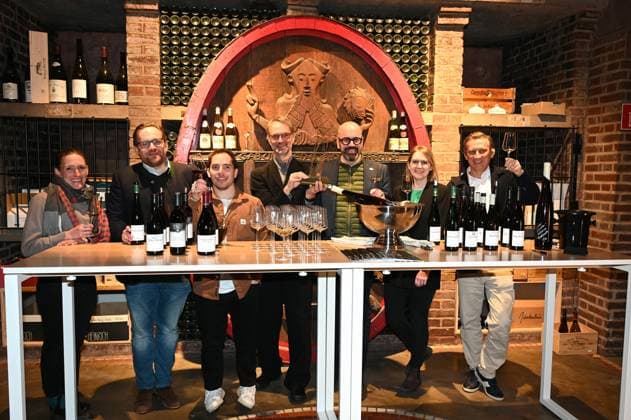 Die Winzer Theresa Breuer, Maximin von Schubert, Andreas Brensing( Geschäftsführer Kölner Weinkeller ), die Winzer , Steffen Brahner, Katharina Jost und der Vorstandvorsitzender der Rewe Group Lionel Souque, l-r, posieren in der Schatzkammer bei der Veranstaltung der Kölner Weinkeller wurde vom Fachmagazin Weinwirtschaft zum Weinhändler des Jahres 2025 gekürt
