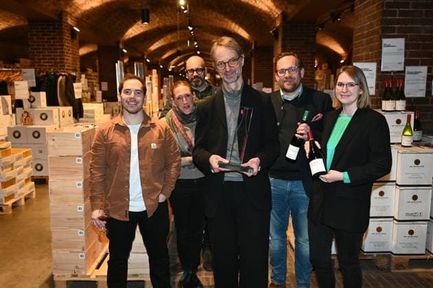 Die Winzer Nicola Libelli, Theresa Breuer, Steffen Brahner, Andreas Brensing ( Geschäftsführer Kölner Weinkeller ), die Winzer Maximin von Schubert, Katharina Jost posieren bei der Veranstaltung der Kölner Weinkeller wurde vom Fachmagazin Weinwirtschaft zum Weinhändler des Jahres 2025 gekürt