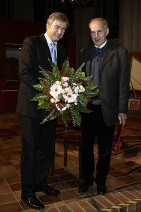 Klaus Wowereit, Regierender Buergermeister von Berlin bei der Preisverleihung des Hannah-Hoech-Preises 2007 mit dem Preistraeger Maler Harald Metzkes in der Nicolaikirche in Berlin Mitte *** Klaus Wowereit, Governor Mayor from Berlin at the Award ceremony of Hannah Hoech Prices 2007 with the Preistraeger Painter Harald Metzkes in the Church of St. Nicolai in Berlin Middle