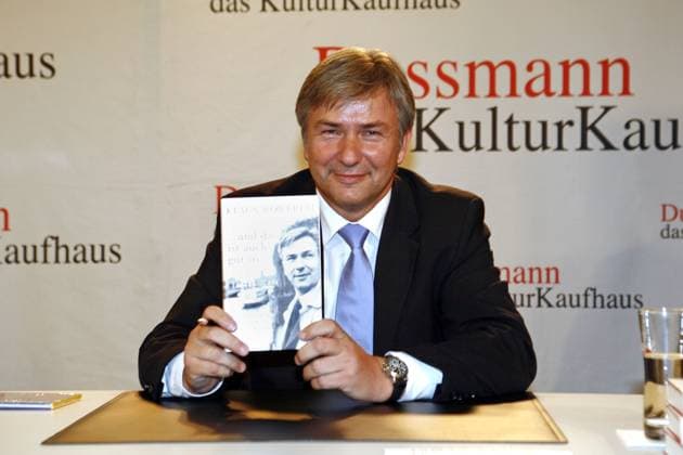Klaus Wowereit Regierender Buergermeister von Berlin bei seiner Buchvorstellung - das ist auch gut so- bei Dussmann das Kulturkaufhaus in Berlin Germany *** Klaus Wowereit Governor Mayor from Berlin at its Book presentation the is also well SO at Dussmann the Cultural department store in Berlin Germany