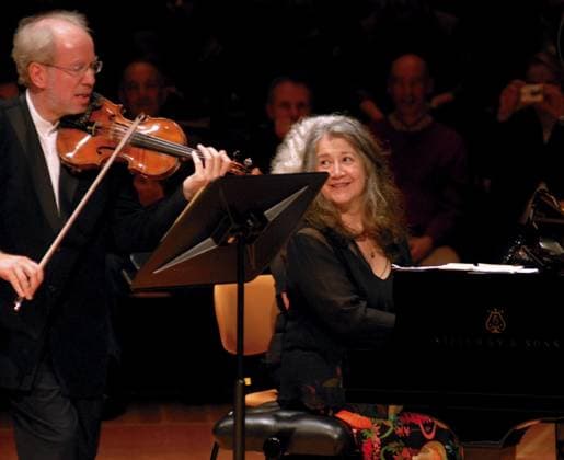 Pianistin Martha Argerich in der Berliner Philharmonie, an der Geige Gidon Kremer, Schlussapplaus, Musik,Klassik, Deutschland, Germany *** Pianist Martha Argerich in the Berlin Philharmonie, to the Violin Gidon Kremer, Final applause, Music,Classical, Germany, Germany