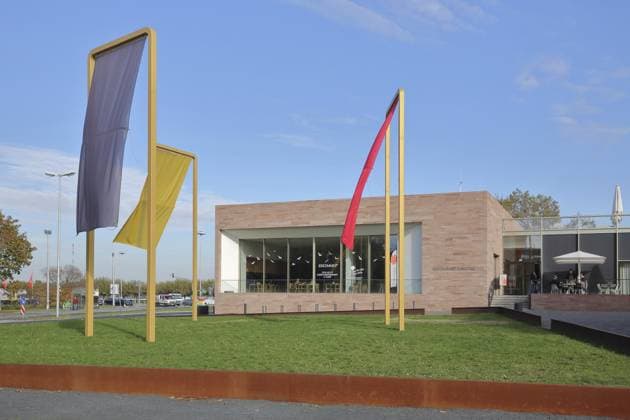 Kunstinstallation von Michael Sailstorfer mit drei Farben der deutschen Nationalflagge am Restaurant zum rheinland-pfälzischer Landtag, Regierungsgebäude, Politik, Flaggen, schwarz, rot, gelb, gold, Moderne Kunst, Deutschordenshaus, Deutschhaus, Altstadt, Mainz, Rheinhessen, Rheinland-Pfalz, Deutschland, Europa Art installation by Michael Sailstorfer with three colours of the German national flag at the restaurant of the Rhineland-Palatinate state parliament, government building, politics, flags, black, red, yellow, gold, modern art, Deutschordenshaus, Deutschhaus, old town, Mainz, Rhine-Hesse region, Rhineland-Palatinate, Germany, Europe Copyright: imageBROKER GeraldxAbele iblgda12153362.jpg