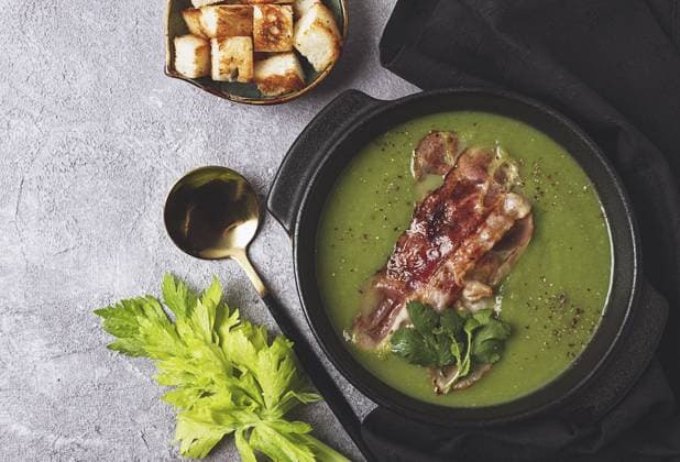 Grüne pürierte Suppe, mit Speck und Croutons, hausgemacht, ohne Menschen Green mashed soup, with bacon and croutons, homemade, no people Copyright: imageBROKER xDidebashvili ibxgai12152848.jpg