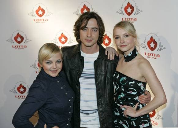 Muenchen, DEU, 22.03.2006 - Saengerin Annett Louisan (l.) und die beiden Hauptdarsteller der neuen ProSieben-Telenovela Lotta in Love , Janin Reinhardt (r., Lotta ) und Nils Brunkhorst ( Michael Stern ), aufgenommen bei der Vorstellung der ersten Folge der neuen ProSieben-Telenovela LOTTA IN LOVE im PACHA in Muenchen. Louisan singt den Titelsong WER BIN ICH WIRKLICH. Munich, DEU, 22. March 2006 - Singer Annett Louisan (l). and the two actors Janin Reinhardt (r.) and Nils Brunkhorst (l.), picture was taken beside an appointment for press while the presentation of the first season of the german telenovela LOTTA IN LOVE in Munich. Louisan sings the title song WER BIN ICH WIRKLICH. Deutschland *** Munich, DEU, 22 03 2006 Singer Annett Lo