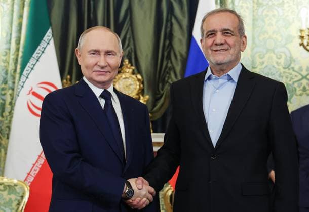 News Themen der Woche KW03 News Bilder des Tages Russia Iran 8842347 17.01.2025 Russian President Vladimir Putin and Iranian President Masoud Pezeshkian shake hands as they pose for photos before a meeting at the Kremlin in Moscow, Russia. Vyacheslav Prokofyev POOL Moscow Russia  Copyright: xVyacheslavxProkofyevx