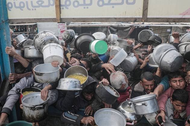 Bilder des Jahres 2025, News 01 Januar News Themen der Woche KW03 News Bilder des Tages Palestinians gather to receive food cooked by a charity kitchen, before a ceasefire between Hamas and Israel takes effect, in Khan Younis Palestinians gather to receive food cooked by a charity kitchen, before a ceasefire between Hamas and Israel takes effect, in Khan Younis, in the southern Gaza Strip, January 17, 2025. Photo by Omar Ashtawy apaimages Khan Younis Gaza Strip Palestinian Territory 170125_Khan_Younis_OSH_00(19) Copyright: xapaimagesxOmarxAshtawyx xapaimagesx
