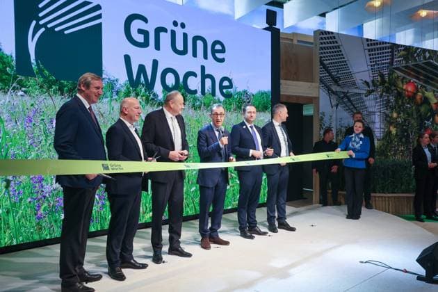 Bilder des Jahres 2025, News 01 Januar News Themen der Woche KW03 News Bilder des Tages Intrnationale Grüne Woche 2025. Eröffnungsrundgang. Eröffnung der Grünen Woche bei einem Ribbon Cutting. Vlnr. Dr. Christian von Boetticher, Vorsitzender der Bundesvereinigung der Deutschen Ernährungsindustrie; Kai Wegner, (CDU), Regierender Bürgermeister von Berlin; Joachim Ruckwied, Präsident Deutscher Bauernverband e.V.; Cem Özdemir (Bündnis 90 Die Grünen), Bundesminister für Ernährung und Landwirtschaft; Christophe Hansen, EU-Kommissar für Landwirtschaft und Ernährung; Dr. Mario Tobias, Vorsitzender der Geschäftsführung Messe Berlin. DEU, Deutschland, Berlin, 17.01.2025: *** Intrnational Green Week 2025 Opening Tour Opening of the Green Week at a Ribbon Cutting Vlnr Dr Christian von Boetticher, Chairman of the Feder