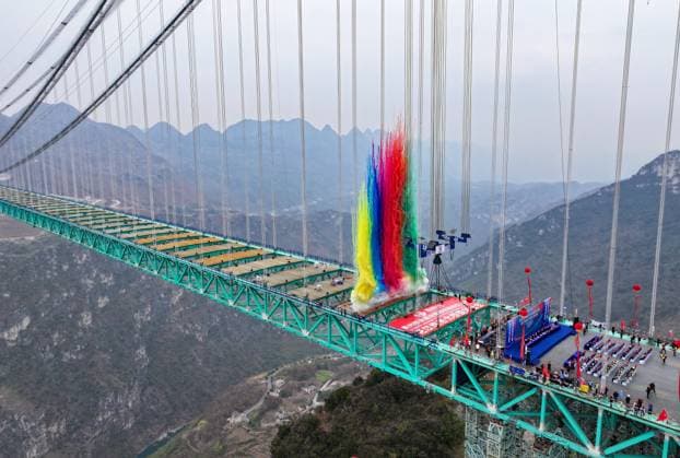 Bilder des Jahres 2025, News 01 Januar News Themen der Woche KW03 (250117) -- ZHENFENG, Jan. 17, 2025 -- An aerial drone photo taken on Jan. 17, 2025 shows a ceremony marking the completion of the main structure of the Huajiang Grand Canyon Bridge in southwest China s Guizhou Province. China on Friday finished the construction of the main structure of the Huajiang Grand Canyon Bridge in its southwestern Guizhou Province, which is set to become the world s tallest bridge. A project of Guizhou Transportation Investment Group Co., Ltd., the suspension bridge has a vertical height of 625 meters from the bridge deck down to the river surface. The 2,890-meter bridge, with a span of 1,420 meters, is also the world s largest span bridge to be built in a mountainous area. ) Focus China completes main stru 