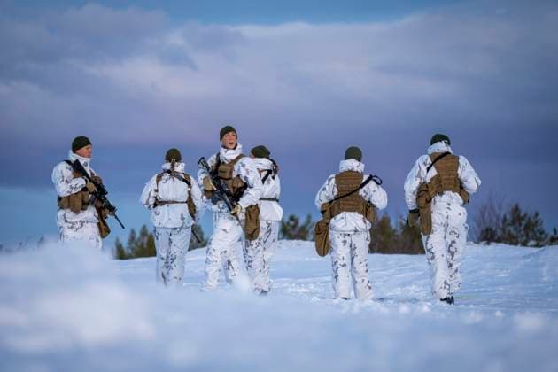 Forsvaret lanserer nye uniformer. Kirkenes 20250117. Forsvarets nye uniformer deles ut til soldatene ved Garnisonen i Sor-Varanger i Kirkenes fredag. Forsvarets nye uniformsystem, Nordic Combat Uniform (NCU) er et nordisk samarbeidsprosjekt hvor Norge, Sverige, Finland og Danmark alle skal ha det samme grunnleggende systemet, men med forskjellige kamuflasjemonster. Det nye uniformsystemet gjelder all bekledning soldaten skal ha pa seg, fra innerste til ytterste lag. Foto: Heiko Junge NTB Kirkenes Norge tmupSXKN-LQ EDITORIAL USE ONLY Ref:_BNC_POLtmupSXKN-LQ.jpg *** The Norwegian Armed Forces launches new uniforms Kirkenes 20250117 The new uniforms of the Norwegian Armed Forces will be handed out to the soldiers at the Garrison in Sor V  Copyright: xHeikoxJungex xNTBx