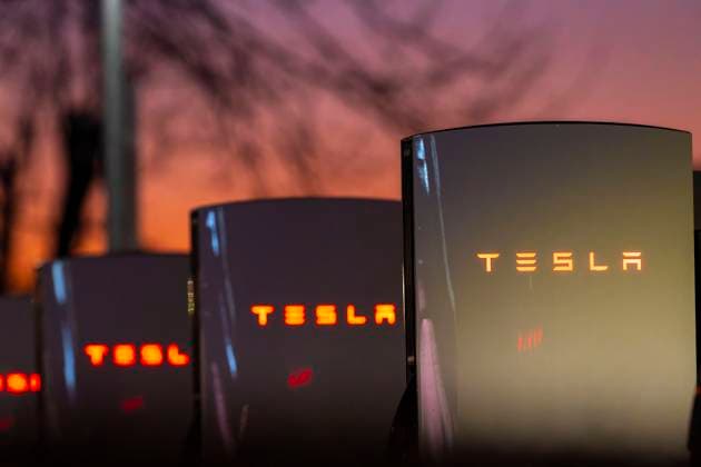 16.01.2025, Bernau am Chiemsee, Felden (Bayern), Die US-Firma Tesla hat hier einen Ladepark für E-Autos an der Autobahn A8. An 14 modernen Schnell-Ladesäulen können hier Teslafahrer und andere E-Auto-Fabrikate ihren Auto-Akku aufladen. Alle Stalls sind Supercharger Version V4. 16.01.2025, Tesla 16.01.2025, Tesla
