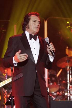 Saenger Engelbert Humperdinck am 24.10.2007 beim Konzert im Tempodrom Berlin Photos: Scherf 24.10.2007 Berlin Deutschland *** Singers Engelbert Humperdinck on 24 10 2007 at Concert at Tempodrom Berlin Photos Scherf 24 10 2007 Berlin Germany