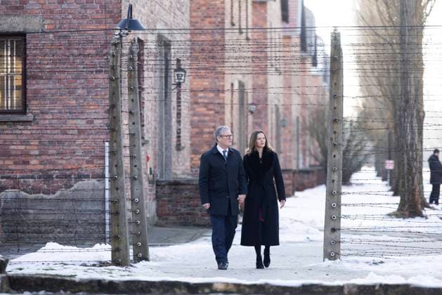 Bilder des Jahres 2025, News 01 Januar News Themen der Woche KW03 News Bilder des Tages Prime Minister Keir Starmer visits Auschwitz 17 01 2025. Auschwitz, Poland. Prime Minister Keir Starmer and his wife, Victoria Starmer visit Auschwitz., Credit:Simon Dawson Avalon Poland, Auschwitz  Copyright: xSimonxDawsonx xAvalonx 0954621638