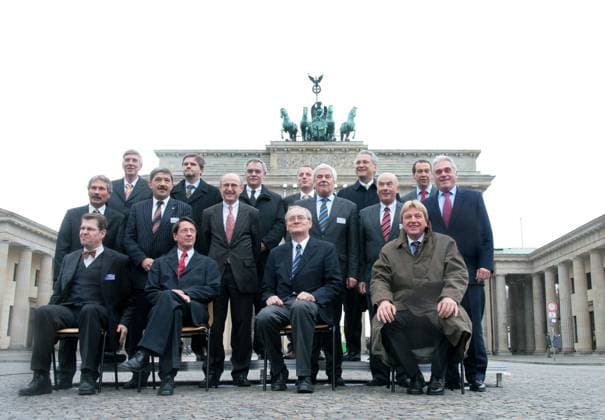 Minister Stegner (Schleswig-Holstein, Senator Ehrhart Koerting (Berlin), Staatssekretaer Hanning (Bundesinnenministerium), Minister Volker Bouffier (Hessen) (1. Reihe v.l.n.r.), Senator Udo Nagel (Hamburg), Minister Lorenz Caffier (Mecklenburg-Vorpommern), Senator Willi Lemke (Bremen), Minister Karl-Heinz Gasser (Thueringen), Minister Jörg Schoenbohm (Brandenburg), Minister Heribert Rech (Baden-Wuerttemberg) (2. Reihe v.l.n.r.), Minister Ingo Wolf (Nordrhein-Westfalen), Minister Uwe Schuenemann (Niedersachsen), Minister Karl Peter Bruch (Rheinland-Pfalz), Staatssekretaer Ruediger Erben (Sachsen-Anhalt), Minister Joachim Herrmann (Bayern), Minister Klaus Meiser (Saarland) (3. Reihe v.l.n.r.) posieren anlaesslich ihrer Herbstkonferenz vor dem