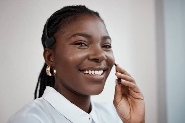 Creative Highlights Symbolbilder Black woman, headset and hotline operator in office, call centre agent and customer service. Female person, portrait and consulting professional in workplace, helping client and telemarketing support. model released property released Copyright: xwww.peopleimages.comx