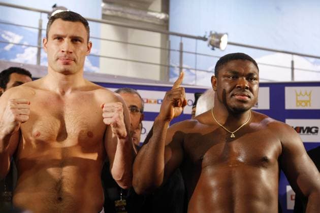 Vitali Klitschko und Samuel Peter beim Offiziellen Wiegen in Berlin vor dem WM-Kampf im Schwergewicht nach WBC-Version, Berlin Germany *** Vitali Klitschko and Samuel Peter at official Weighing in Berlin before the World Cup Battle at Heavyweight to WBC Version, Berlin Germany