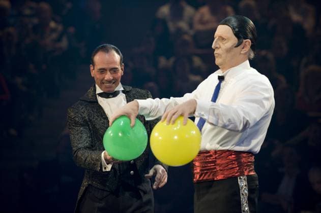 Guenther Maria Halmer tritt als mechanischer Roboter auf, die betreuenden Artisten sind Vic und Fabrini Generalprobe fuer die Aufzeichnung der Sendung Stars in der Manege 2008 Circus Krone Muenchen 05.12.2008 Deutschland *** Guenther Maria Halmer Tritt as mechanical Robots on, the supervisor Artists are Vic and Fabrini Dress rehearsal for the Recording the Broadcast Stars in the Manege 2008 Circus Crown Munich 05 12 2008 Germany