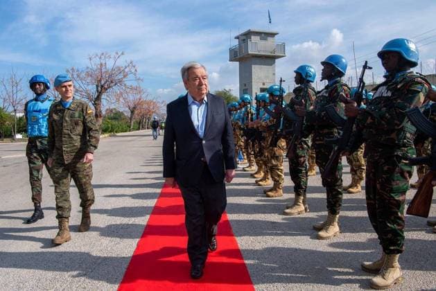News Bilder des Tages (250118) -- NAQOURA, Jan. 18, 2025 -- UN Secretary-General Antonio Guterres (C) inspects peacekeepers at the headquarters of the United Nations Interim Force in Lebanon (UNIFIL) in Naqoura, Lebanon, Jan. 18, 2025. UN Secretary-General Antonio Guterres on Friday called for a halt of Israeli military operations in Lebanon. Addressing peacekeepers at the headquarters of the UNIFIL in southern Lebanon, Guterres said, The continued occupation by the Israel Defense Forces inside the UNIFIL area operations and the conduct of military operations in Lebanese territory are violations of resolution 1701 and pose a continued risk to your safety and security. (Photo by Taher Abu Hamdan Xinhua) LEBANON-NAQOURA-UN CHIEF-ISRAELI MILITARY OPERATION X 